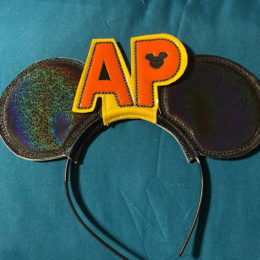 Disney’s annual passholder Minnie ears